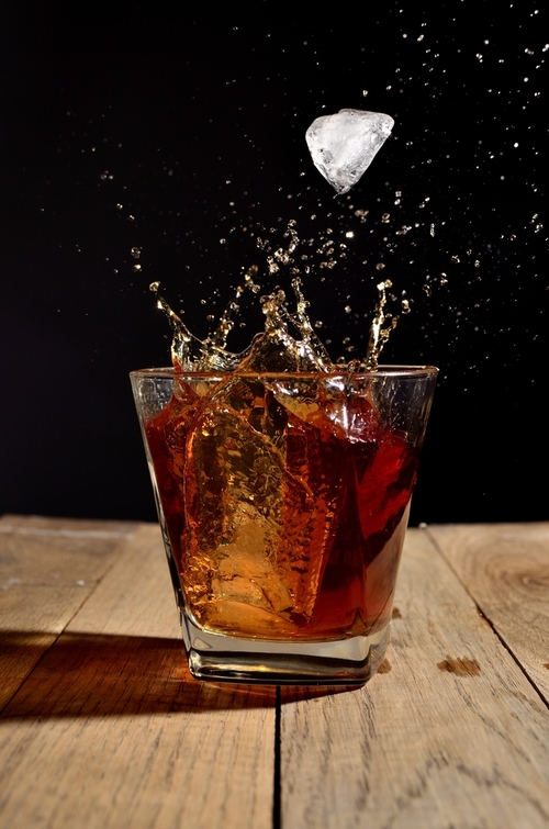W piątkowy wieczór dobrze jest zrelaksować się po całym tygodniu pracy, na przykład przy szklaneczce whisky.