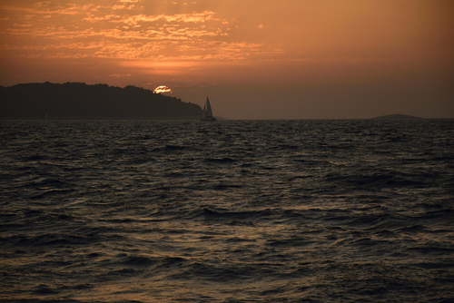 Piękny zachód słońca u wybrzeża wyspy Lastovo będący idealnym zakończeniem dnia spędzonego na morzu 26 października 2022r.