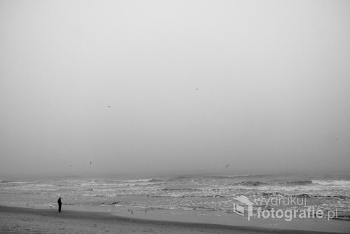 Zdjęcie zostało wykonane  w grudniowe popołudnie 2016 roku. Kołobrzeg, woj. zachodniopomorskie. Na zdjęciu ukazana jest samotność człowieka. 