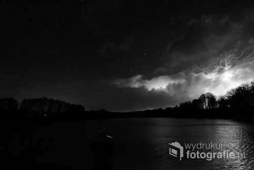 Grudniowa burza nad jeziorem Bystrzyno, woj. zachodniopomorskie. Zdjęcie wykonane w 2016 roku w pierwszy dzień świąt.