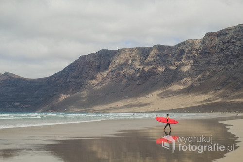 Zdjęcie wykonane  na Lanzarote w 2016 roku. Przedstawia surfera.