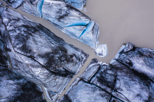 Fragment czoła lodowca Solheimajokull, Islandia.
Lód, który ma tysiące lat odsłania swój ukryty błękit.  