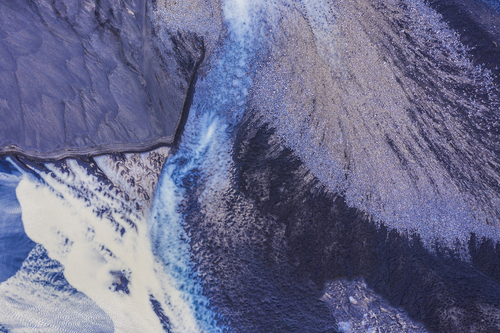 Fotografia rzeki lodowcowej. Woda płynie po terenie wulkanicznym. Czysta forma natury, Ziemi na początku życia.