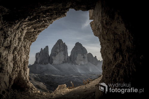 Fotografia przedstawia Włoskie dolomity. Widok na Tre cime di Lavaredo. Fotografia zrobiona jesienią 2019 roku