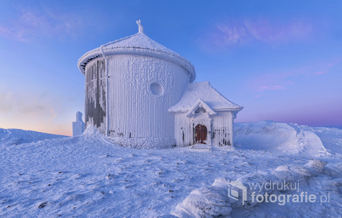 Winter landscape of Sniezka mountain in Poland
Zimowy wschód słońca na śnieżce, kaplica świętego Wawrzyńca. Karkonosze.