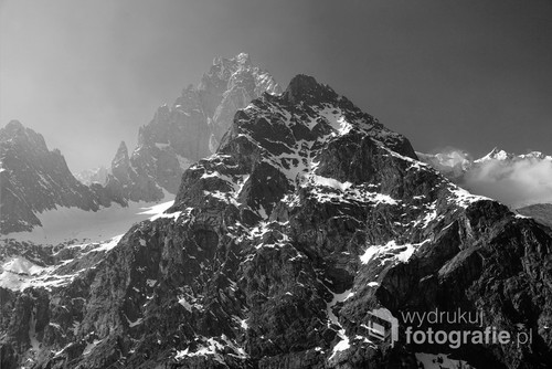 Fotografia  została  wykonana  z poziomu  wysokogórskiej półki skalnej  na wys.2500m.n.p.m.    Jest to ekspozycja na Mont Blanc de Courmayeur - 4748m.n.p.m. ,oraz na Mont Blanc - 4810m.n.p.m.