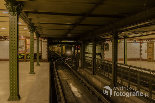 Zabytkowa linia M1 metra w Budapeszcie.

Po metrze londyńskim, najstarsza taka linia na świecie.
Pierwsze metro całkowicie zelektryfikowane na całej swojej długości. Nieprzerwanie funkcjonuje od 1896 roku.

Remont linii w połowie lat 90 XX wieku przywrócił jej wygląd zbliżony do oryginalnego z charakterystycznym, kafelkowym wyłożeniem ścian większości stacji.

Na zdjęciu stacja końcowa Vörösmarty - pierwotnie,  w 1896 roku nazywała się Gizella.