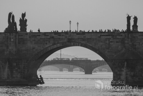 Most Karola, Praga.

Po kilku godzinach chodzenia po mieście, bywa się zmęczonym. Bolą nogi, trzeba by odpocząć.

Siedząc na brzegu Wełtawy odnosi się wrażenie, że Praga to miasto mostów.

Patrząc z tej perspektywy, jest ich tutaj mnóstwo. 