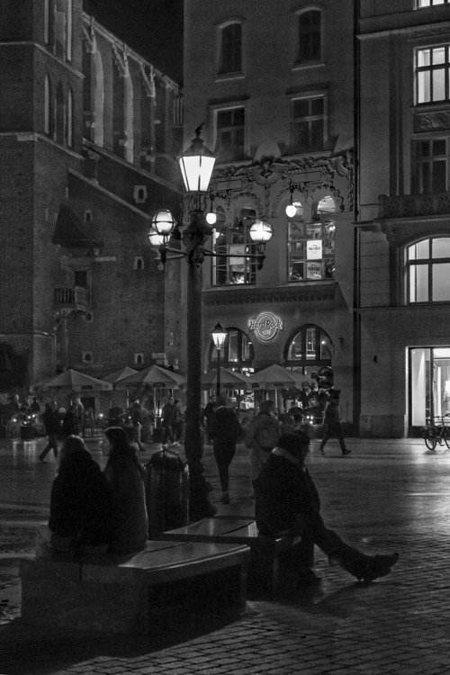 Niedzielny wieczór, krakowski Rynek Główny, przestrzeń pomiędzy pomnikiem Adama Mickiewicza a wieżami Kościoła Mariackiego.
Tradycyjne miejsce spotkań Krakowian oraz turystów.