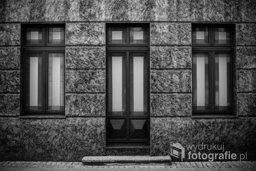 Niezwykle symetryczny fronton kamienicy na Bydgoskiej starówce. Uwagę zwracają niemal pikselowe witraże/ f2 50mm 1/800s ISO 100 Nikon D610
