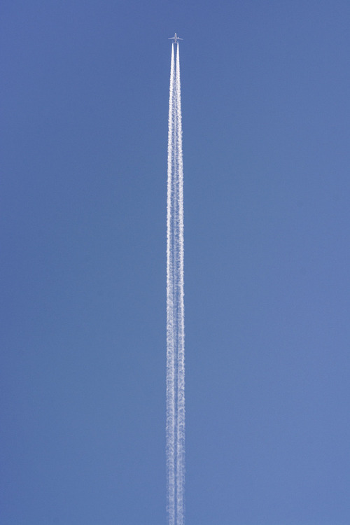 Piękne, czyste niebo nad Katowicami, lecący samolot i wyraźna, biała smuga za nim. Jedyne co musiałam zrobić, to ustawić zoom na 200 i nacisnąć spust migawki, bo pozostałe parametry już były odpowiednie. Osoby lubiące minimalistyczną fotografię z pewnością docenią kadr.