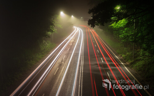 Pięknie położona droga nocą. Polska