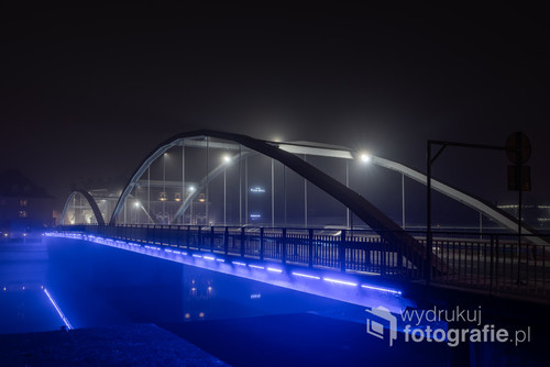 Jeden z najbardziej rozpoznawalnych mostów w Opolu. Niedaleko mojego miejsca zamieszkania. Mostem tym dojedziemy na Krajowy Festiwal Polskiej Piosenki w Opolu. Obecnie podświetlany niebieskim światłem.