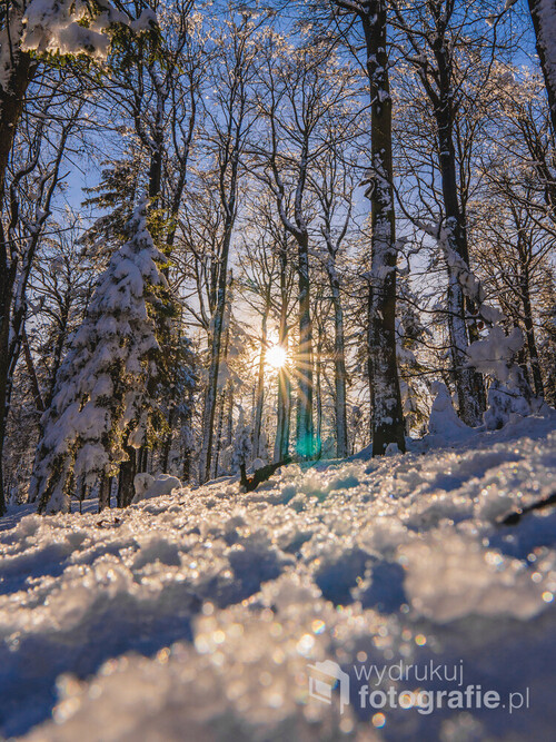 Wchodzące słonce w piękny mroźny poranek w Beskidzie Śląskim. Zdjęcie wykonane w lutym 2021 roku. 