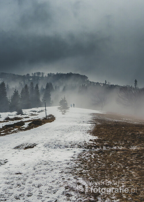 Górscy wędrowcy uchwyceni na szlaku miedzy szczytem Błatniej a Klimczokiem w Beskidzie Śląskim. Niesamowita mgła, padający śnieg i mróz dodały odrobiny tajemniczości i klimatu.