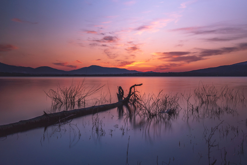 Zdjęcie wykonane w kwietniu 2021 roku nad jeziorem Żywieckim podczas pięknego zachodu słońca.