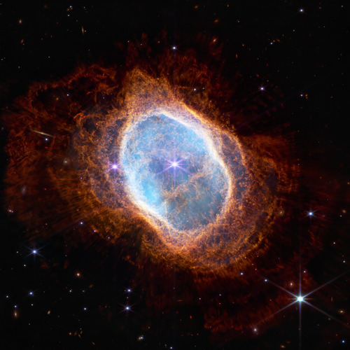 Jasna gwiazda w centrum NGC 3132, choć widoczna przez Teleskop Webba w bliskiej podczerwieni, odgrywa pomocniczą rolę w rzeźbieniu otaczającej mgławicy. Źródłem mgławicy jest druga gwiazda, ledwo widoczna, położona w lewym dolnym rogu wzdłuż jednego z kolców dyfrakcyjnych centralnej gwiazdy. W ciągu tysięcy lat wyrzuciła ona co najmniej osiem warstw gazu i pyłu. 

Zdjęcie wykonane przez JWST. 
Image Credits: NASA, ESA, CSA, STScI, Webb ERO Production Team
