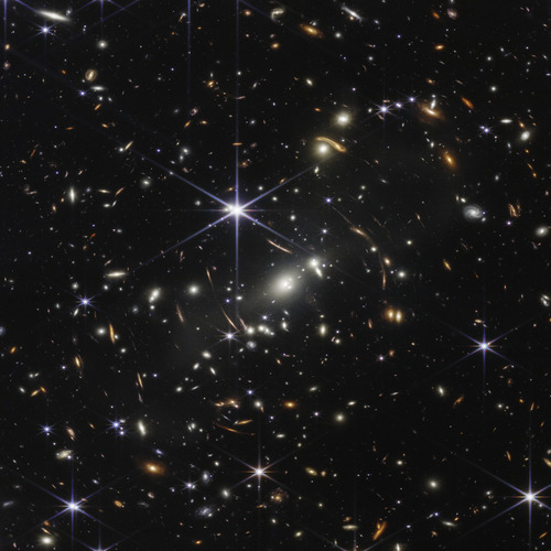 Kosmiczny Teleskop Jamesa Webba stworzył najgłębszy i najostrzejszy jak dotąd obraz odległego Wszechświata w podczerwieni. Znany jako Pierwsze Głębokie Pole Webba, ten obraz gromady galaktyk SMACS 0723 jest przepełniony szczegółami. 

Zdjęcie wykonane przez JWST. Image Credits: NASA, ESA, CSA, STScI, Webb ERO Production Team
