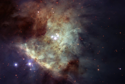 Mgławica Oriona z teleskopu HUBBLE. Wyrzeźbiona przez intensywne promieniowanie z pobliskich gorących, młodych gwiazd.


SCIENCE: NASA, ESA, Massimo Robberto (STScI, ESA), Hubble Space Telescope Orion Treasury Project Team
IMAGE PROCESSING: Zolt G. Levay (STScI), Joseph DePasquale (STScI)