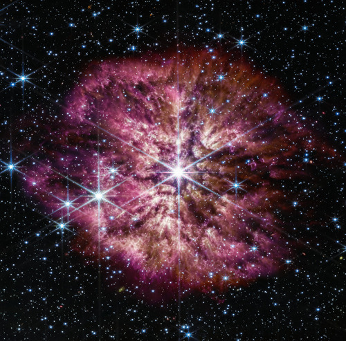 Ta konkretna gwiazda uchwycona na zdjęciu znajduje się około 15 000 lat świetlnych od nas w kierunku gwiazdozbioru Strzelca. Jej masę szacuje się na 30 mas Słońca, z czego 10 mas słońca materii zostało już wyrzuconych w przestrzeń międzygwiezdną. 

IMAGE: NASA, ESA, CSA, STScI