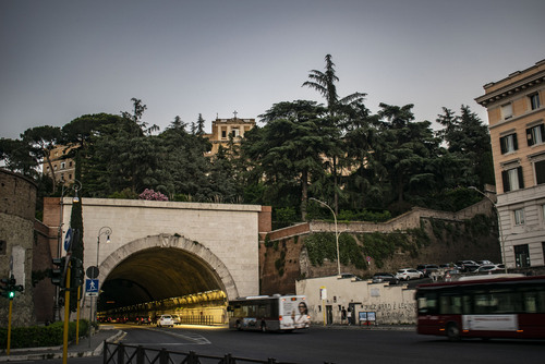 Zdjęcie Rzymskiego ruchu drogowego oraz tunelu nieopodal Watykanu