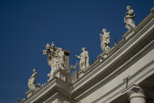 Figury na Bazylice św. Piotra w Watykanie na tle nieba