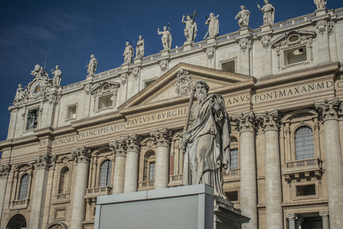 Posąg znajdujący się w pobliżu wejścia do Bazyliki św. Piotra w Watykanie