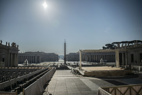 Widok na Plac św. Piotra w Watykanie widziany od strony Bazyliki