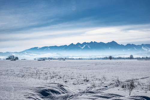 Zdjęcie panoramy Tatr zrobione zimą 2021 roku z okolic lotniska w Nowym Targu