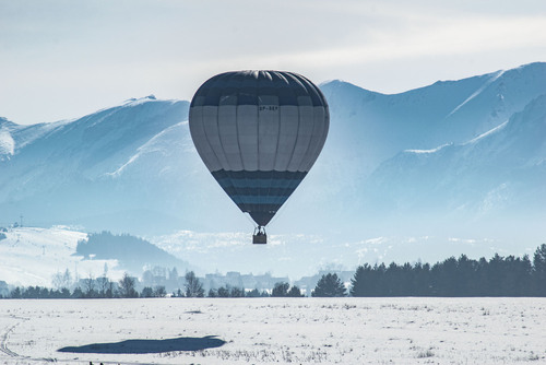 zdjęcie zrobione podczas zawodów w lotach balonem zrobione zimą 2021 roku na lotnisku w Nowym Targu