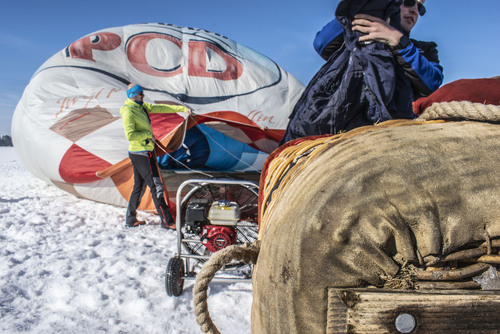 Zdjęcie załóg przygotowujących kosze i balony to udziału w zawodach lotniczych. Nowy Targ - zima 2021