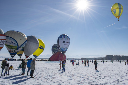 Zdjęcie wznoszących się balonów na lotnisku w Nowym Targu - zima 2021