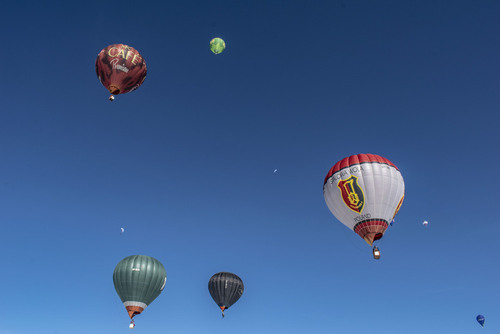 Balony na niebie to zdjęcie zrobione zimą 2021 roku podczas zawodów w lotach balonem na lotnisku w Nowym Targu