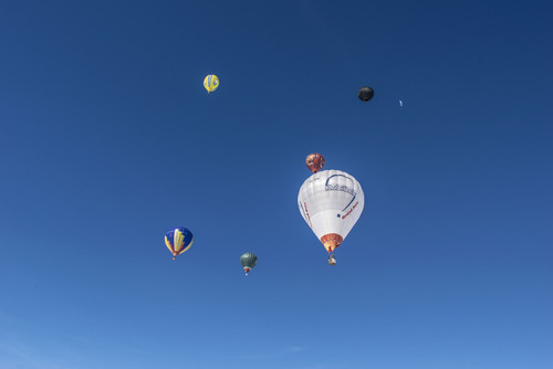 Balony na niebie to zdjęcie zrobione zimą 2021 roku podczas zawodów w lotach balonem na lotnisku w Nowym Targu