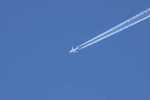 Samolot na niebie pozostawiający smugę