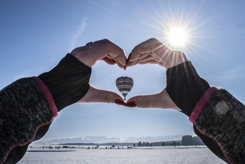 Miłość do balonów to zdjęcie zrobione podczas zawodów w lotach balonem na lotnisku w Nowym Targu w zimie 2021 roku.