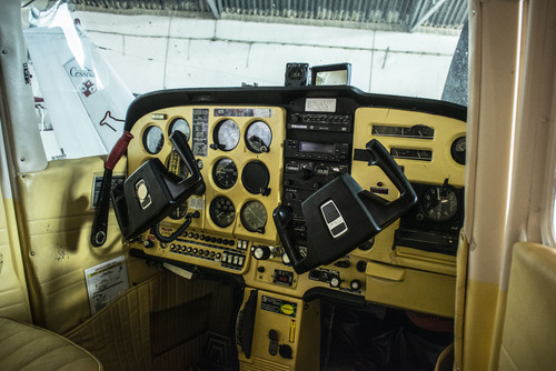 Wnętrze kabiny pilotów małego samolotu 
