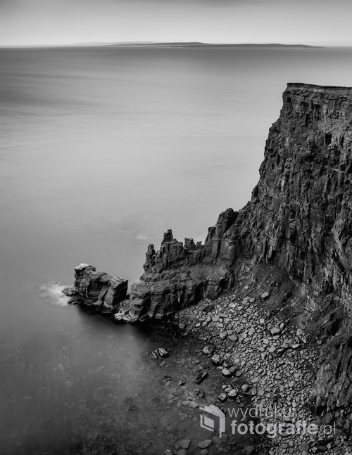 Klify Moher, odcinek klifowego wybrzeża Oceanu Atlantyckiego w zachodniej części Republiki Irlandii Klif ma około 8 km długości; w najwyższym miejscu osiąga wysokość 214 m. Klify te są zachodnią częścią płaskowyżu Burren – formacji zbudowanej ze skał wapiennych poprzecinanych równoległymi szczelinami, powstałymi poprzez wymywanie wapienia przez wody deszczowe.