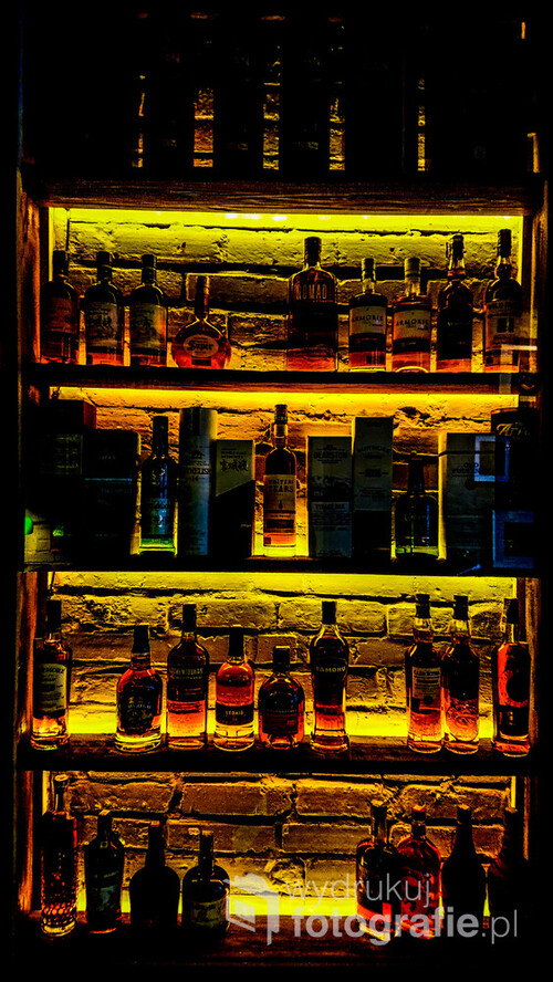 Pięknie oświetlony regał z różnymi butelkami whisky sprowokował mnie natychmiastowo do uwiecznienia jakże niespotykanej kompozycji światło-cieni oraz różnorodności butelek z wysokoprocentowym alkoholem. Zapraszam z wyrazami szacunku Robert Renard John.