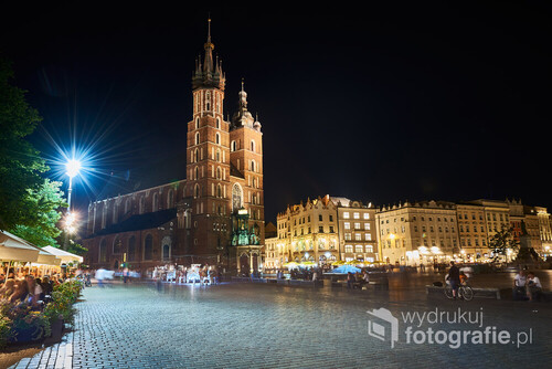 Miejsce spotkań, kultury, sztuki. Kraków - bo o nim mowa - zna chyba każdy. Zdjęcie wykonane wieczorową porą przy dłuższej ekspozycji wprowadza delikatny ruch na fotografii. 