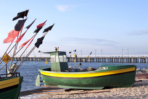 Przystań rybacka w Gdyni mieści się na plaży po lewej stronie orłowskiego mola - tuż obok restauracji Tawerna Orłowska. Już z daleka widać cztery kolorowe łodzie, z których można kupić świeżo złowioną rybę.Orłowscy rybacy łowią przede wszystkim flądry i dorsze. Po złowieniu można je kupować w godzinach porannych.