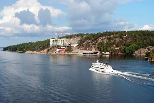 Nynashamn - miasto portowe nad Morzem Bałtyckim. Można stąd dopłynąć promem pasażerskim do Polski, Łotwy  i na szwedzką wyspę Gotlandia. Od 1992 roku port Nynashamn jest częścią portu w Sztokholmie.
W centrum Nynashamn, w pobliżu terminalu promowego jest stacja kolejowa, z której można z niej dojechać do Sztokholmu. W Nynashamn jest przystań dla łodzi, w 2004 r. uznana za najważniejszą w Szwecji.