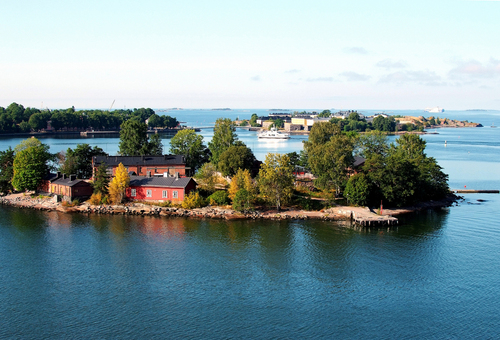 Archipelag Helsinek składa się z około 330 wysp, zapewniających doskonałą ucieczkę od zgiełku miasta. Wyspy słyną z malowniczych piaszczystych plaż, które oferują wspaniałe miejsca dla plażowiczów i skalistych wybrzeży. Wyspy są idealnym miejscem na całodniowe pikniki. Na wiele wysp szybko można przypłynąć promem Helsinek. Usługi turystyczne są dostępne w okresie letnim, obejmują spacery z przewodnikiem, kawiarnie, a nawet sauny.