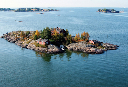 Archipelag Helsinek składa się z około 330 wysp, zapewniających doskonałą ucieczkę od zgiełku miasta. Wyspy słyną z malowniczych piaszczystych plaż, które oferują wspaniałe miejsca dla plażowiczów i skalistych wybrzeży. Wyspy są idealnym miejscem na całodniowe pikniki. Na wiele wysp szybko można przypłynąć promem Helsinek. Usługi turystyczne są dostępne w okresie letnim, obejmują spacery z przewodnikiem, kawiarnie, a nawet sauny.