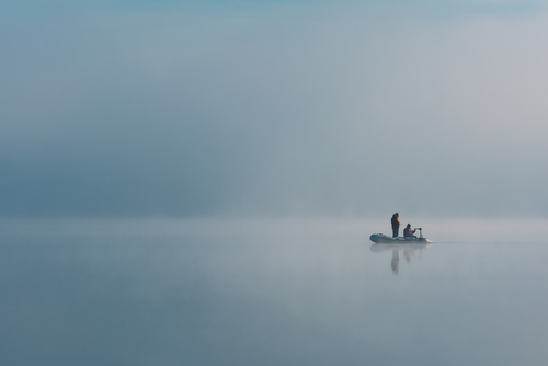 Zdjęcie zostało wykonane nad Jeziorem Żywieckim w miejscowości Zarzecze. Bardzo wczesny poranek obfitował w niesamowitą mgłę.