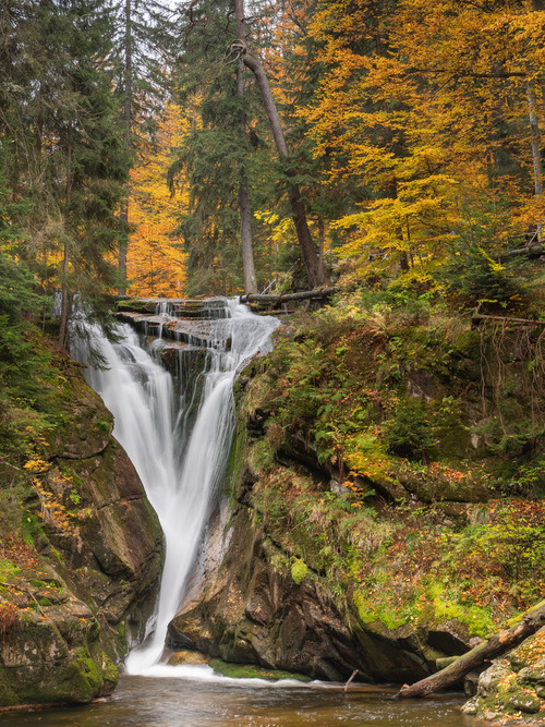 Zdjęcie przedstawia Wodospad Szklarki - drugi pod względem wysokości wodospad w polskich Karkonoszach. Zdjęcie pochodzi z poprzedniej jesieni. 