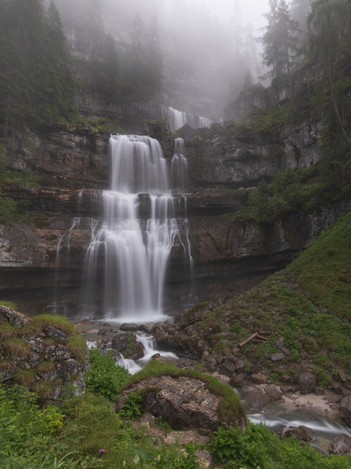 Zdjęcie przedstawia wodospad Mezzo znajdujący się w Parku Krajobrazowym Adamello-Brenta położonym w Alpach Retyckich. 