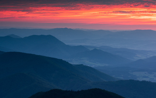 Zdjęcie wykonałem na długiej ogniskowej po zachodzie słońca na szczycie Klaka (1352 m) w Małej Fatrze Luczańskiej. Fotografia przedstawia położone dalej na zachód pasma Karpat Słowackich (na ostatnim planie szczyt Strażowa) 