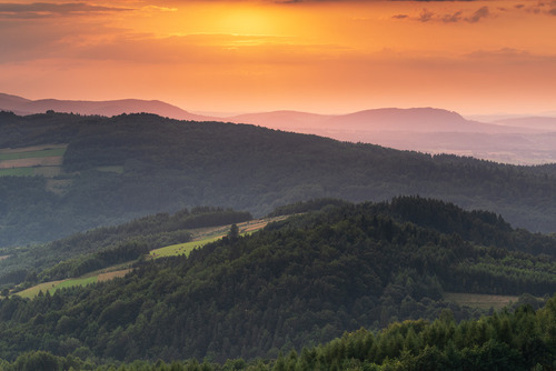 Zdjęcie zostało wykonane na Górze Grzywackiej w Beskidzie Niskim w lipcu 2021 r. o złotej godzinie. 