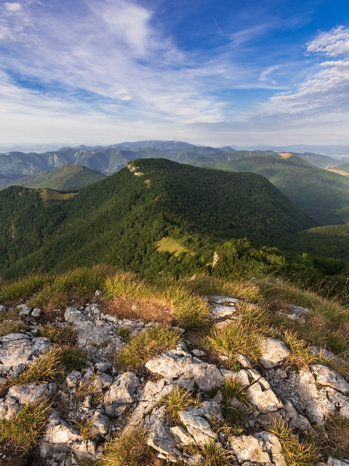 Fotografia została wykonana w sierpniu 2022 r. na szczycie Klaka (1352 m). Przedstawia widok na północ z pozostałymi szczytami Małej Fatry Luczańskiej na czele z wierzchołkiem Veľká lúka (1476 m). 